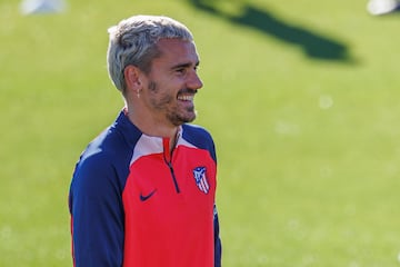 El francés Antoine Griezmann participa en el entrenamiento que celebró el Atlético de Madrid este sábado en la Ciudad Deportiva Wanda en Majadahonda, Madrid. El Atlético de Madrid se enfrentará mañana al Real Madrid en su correspondiente partido de la sexta jornada de LaLiga. Grizi, el regalo de Zidane.